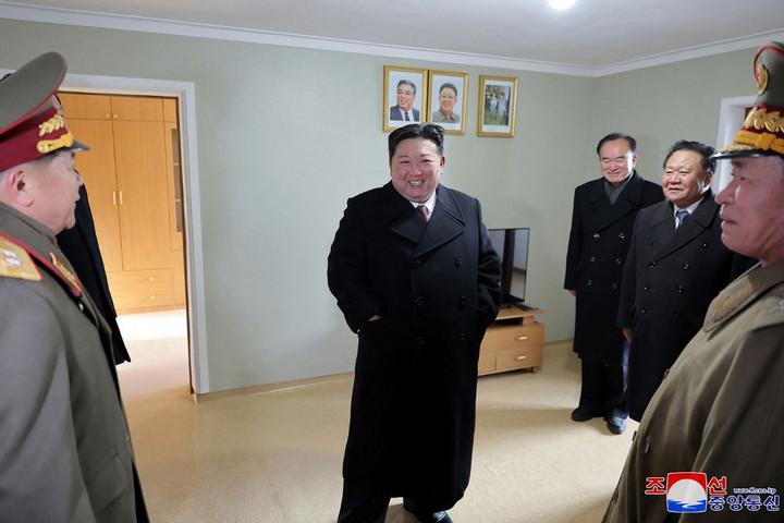Fotó: AFP/STR/KCNA via KNS Észak-Korea megerősítette, új közepes hatótávolságú rakétát tesztelt