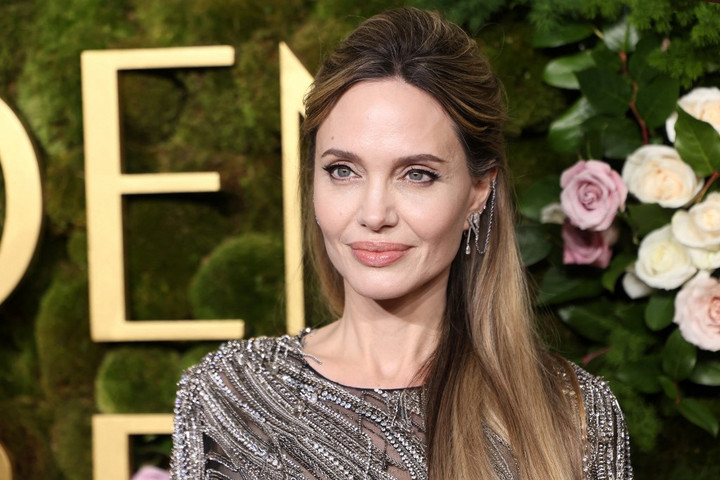 Angelina Jolie padlóra került