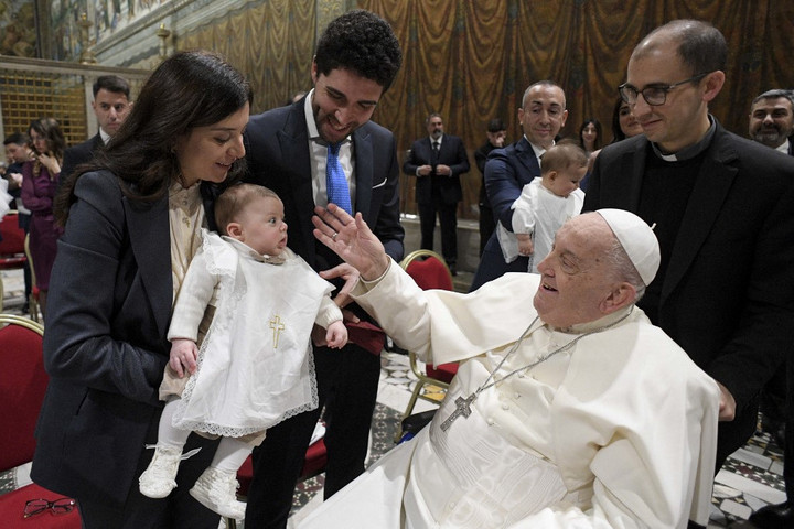 Fotó: AFP/Vatican Media Ferenc pápa 21 csecsemőt keresztelt meg a Sixtus-kápolnában