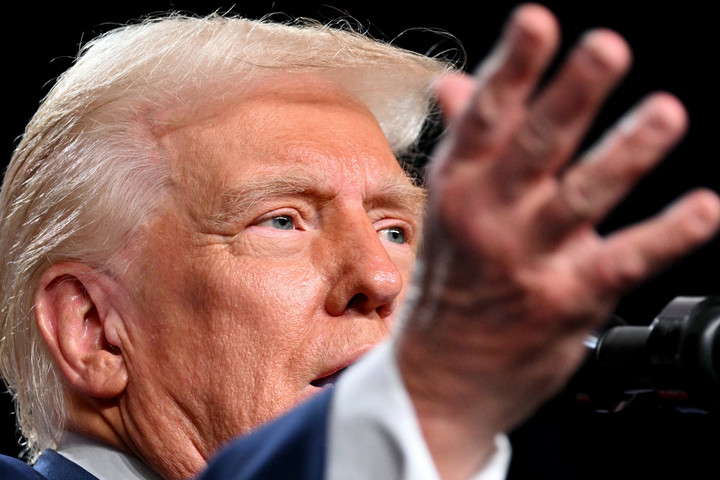 Trump szerint a helikopter jóval magasabban repült a megengedettnél