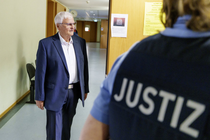 Hatalmas összegre perelik a labdarúgó-szövetség elnökét