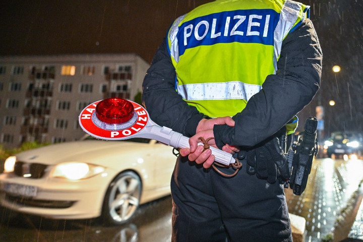 Fotó: AFP/DPA/Patrick Pleul Ugró autók Ausztriában