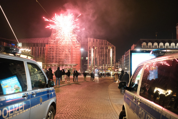 Fotó: dpa Picture-Alliance via AFP/SEBASTIAN WILLNOW Halálos áldozatokkal járt a petárdázás