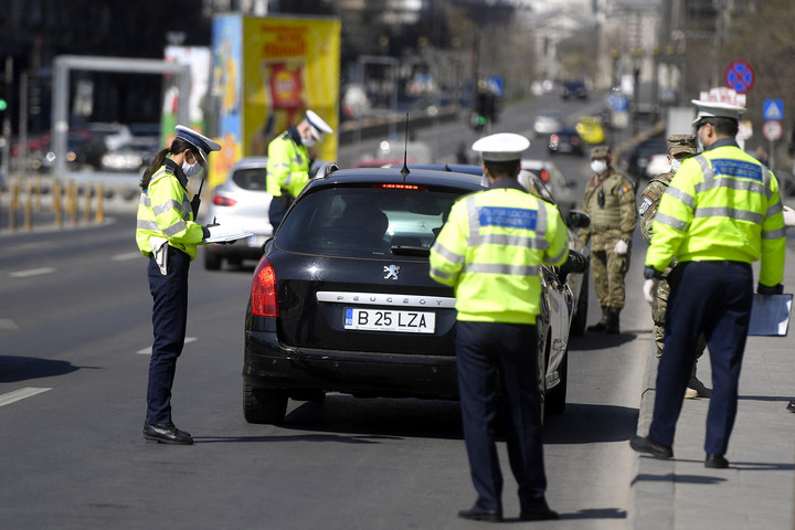 Fotó: Anadolu via AFP/Alex Nicodim Rendőrök tüntetése akadályozza a forgalmat Romániában