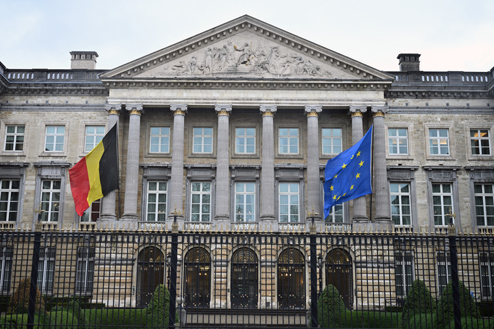 Komoly váddal néz szembe a belga miniszterelnök irodájánál fenyegetőző férfi
