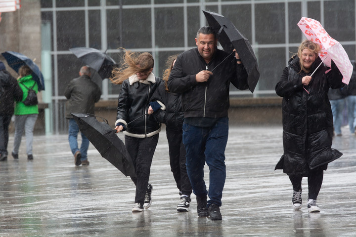 Fotó: AFP/NurPhoto/Ying Tang Napsütés, eső és szél