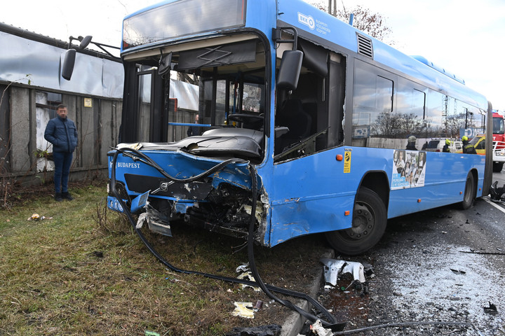 Autóval ütközött egy busz Budapesten