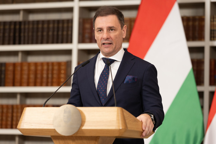 Tuzson Bence: Egymilliárd forintot sikerült visszaszerezni az online csalóktól