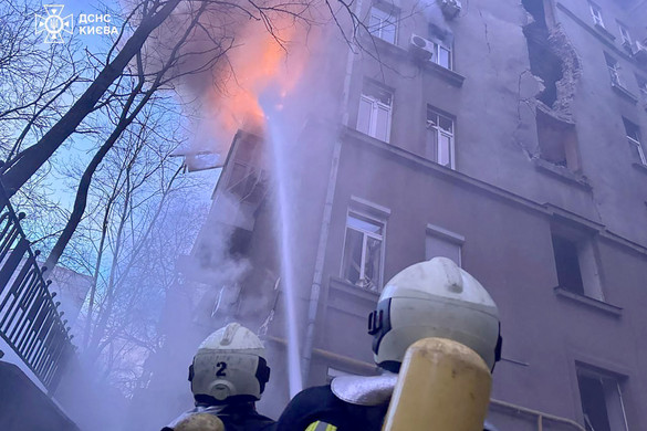 Kijevi vezetés: Drónroncsok zuhantak egy belvárosi lakóházra