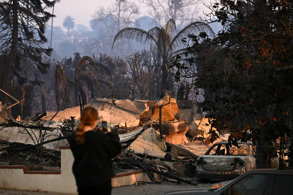 A tűzoltóknak sikerült részlegesen megfékezni a Los Angeles körüli tűztengert