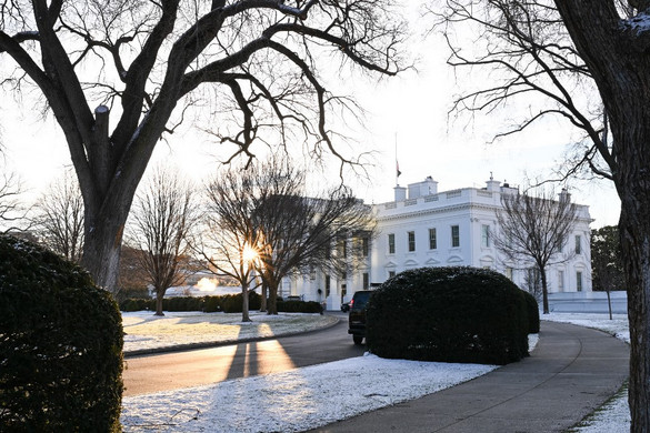 Oroszország és Kína elbocsátott amerikai szövetségi alkalmazottakat szervezne be