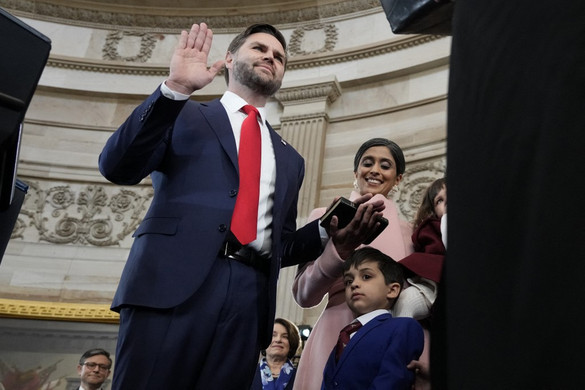 Párizsban kezdi meg első hivatalos külföldi útját J. D. Vance