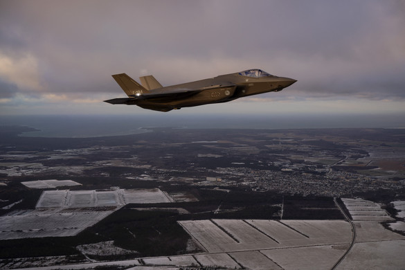 Lezuhant egy F–35-ös vadászgép, a pilóta katapultált + VIDEÓ