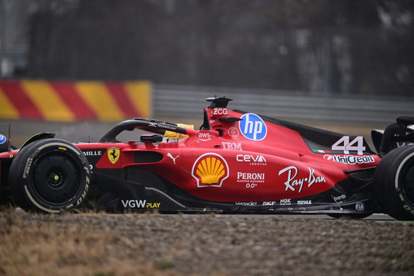 Ismerkedik Lewis Hamilton a Ferrarival
