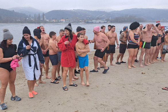 Fotó: Facebook/Nagymaros Idén is mártózással ünnepelték az újévet Nagymaroson + VIDEÓ