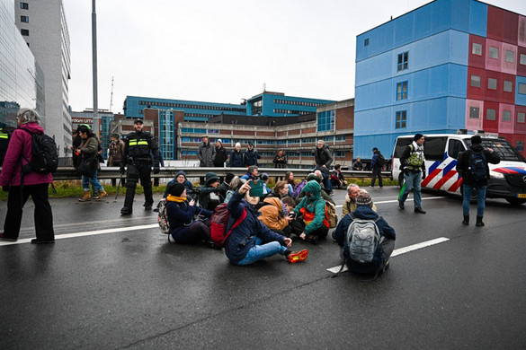 Hollandiában csaknem 200 klímaaktivistát állítottak elő