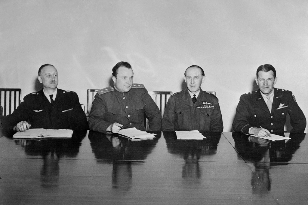 Fotó: AFP 1945 októberében készült kép a Szövetséges Nagy-Berlini Katonai Parancsnokság négy megszálló ország képviselőinek első találkozójáról.