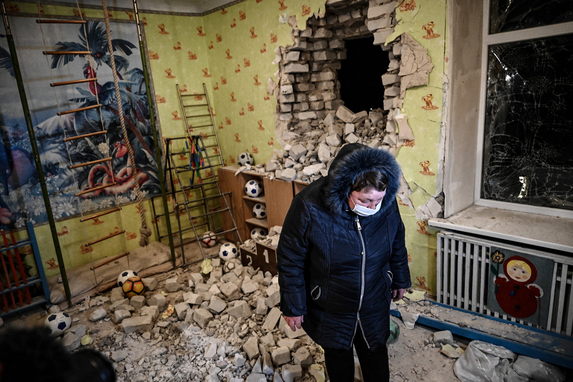 Fotó: AFP/Aris Messinis A Stanycia Luhanska óvodai robbantás közvetlenül a 2022-es ukrajnai orosz inváziót megelőző esemény volt. 2022. február 17-én orosz szeparatisták ágyúval lőttek az óvodára, amelyben három ember megsebesült, és a fél város áram nélkül maradt