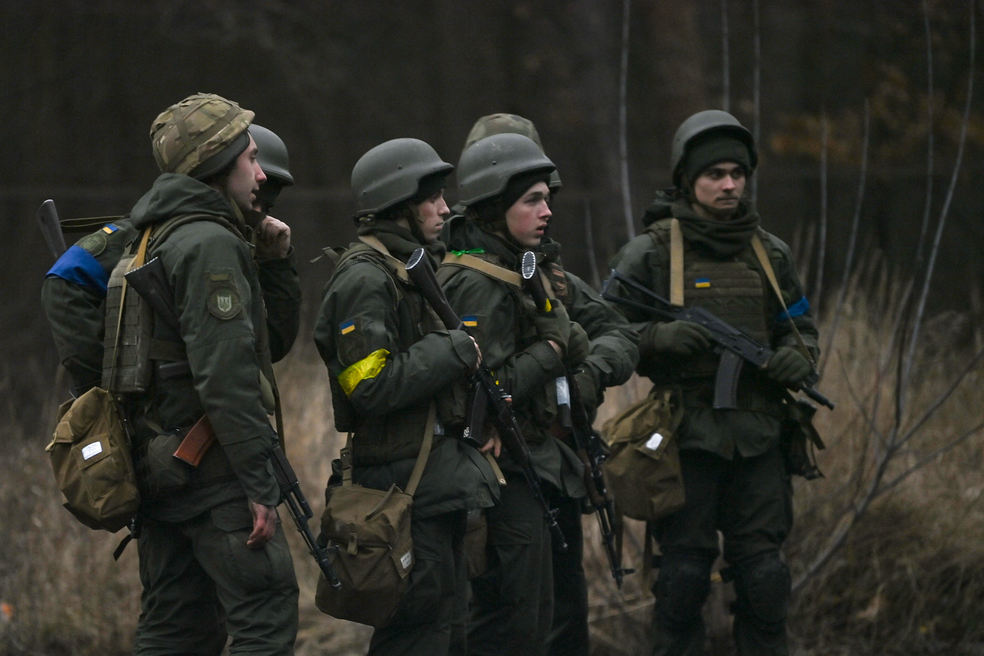 Fotó: AFP/Daniel Leal Fiatal ukrán katonák Kijev északi részén 2022. február 24-én. Az orosz és az ukrán erők harcban állnak egy Kijev északi peremén lévő légitámaszpont irányításáért, amikor több tucat orosz támadóhelikopter csapott be a területre