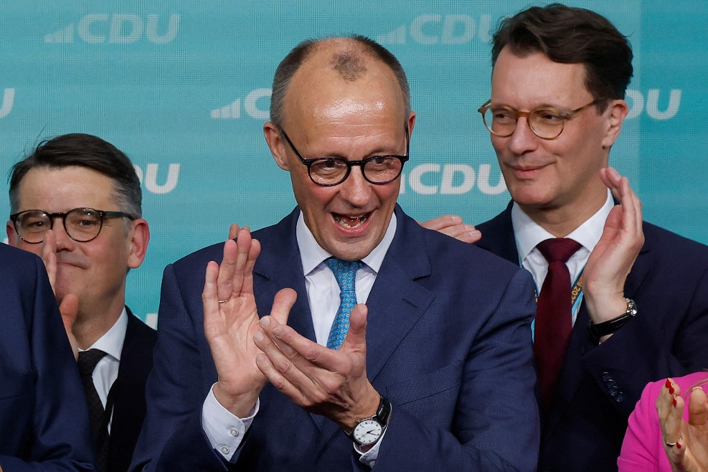 Friedrich Merz (k), a német konzervatív Kereszténydemokrata Unió (CDU) vezetője és pártja legfőbb kancellárjelöltje támogatóival várta a németországi parlamenti választások első exit poll eredményeit a választási estén Berlinben 2025. február 23-án