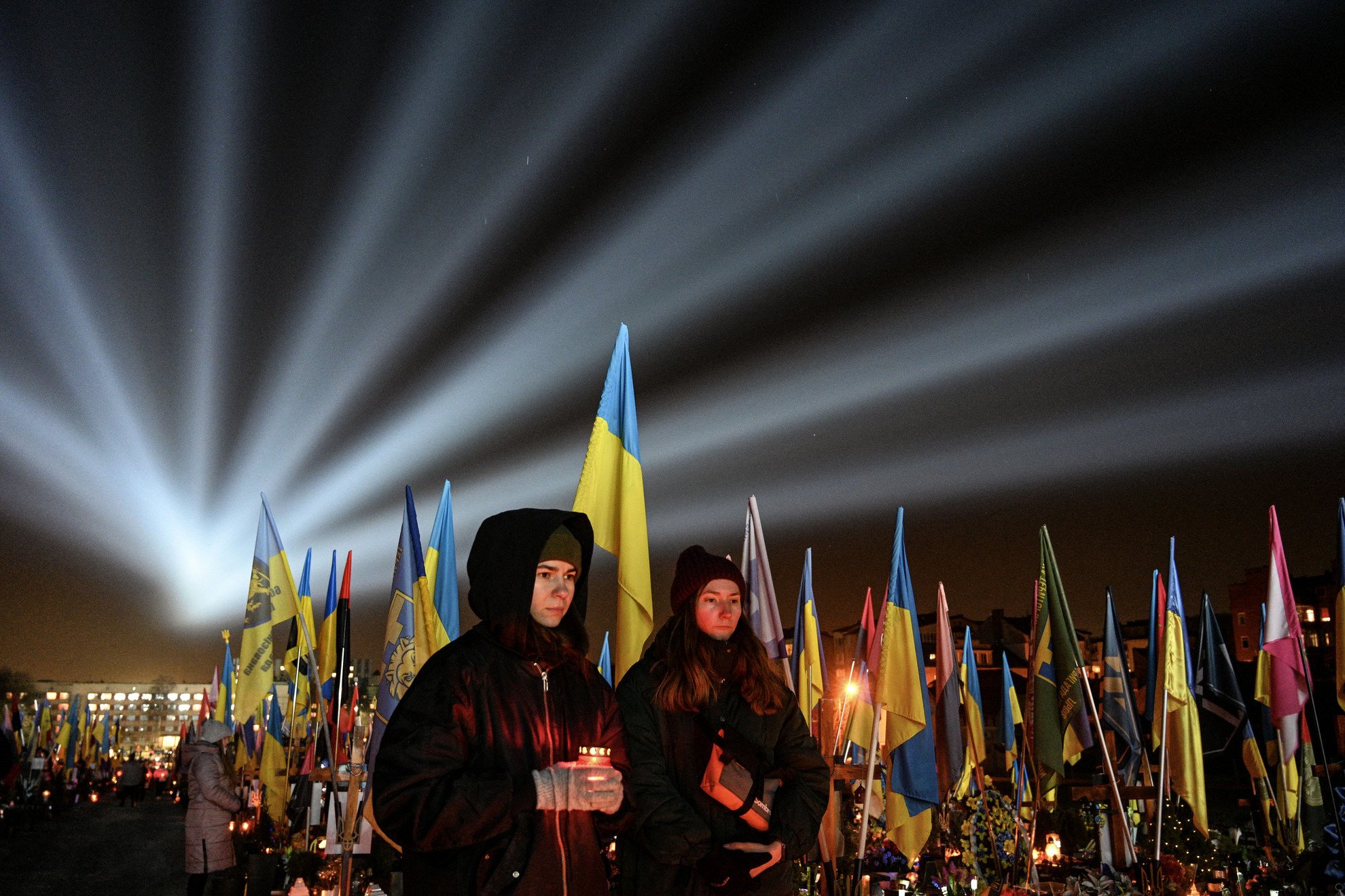 Fotó: AFP/Juriy Djacsyshyn Az Emlékezés sugarai elnevezésű megemlékezés az Oroszországgal vívott háborúban elesett ukrán katonák sírjai felett a Licsakov katonai temetőben Lvivben, az Ukrajna elleni orosz invázió harmadik évfordulójának előestéjén