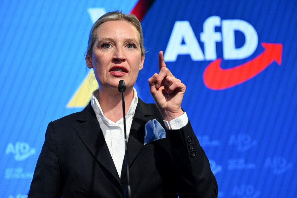 Alice Weidel, a német szélsőjobboldali Alternatíva Németországért (AfD) párt társelnöke és kancellárjelöltje a választási esten Berlinben 2025. február 23-án, a németországi parlamenti választások első exit polljai után