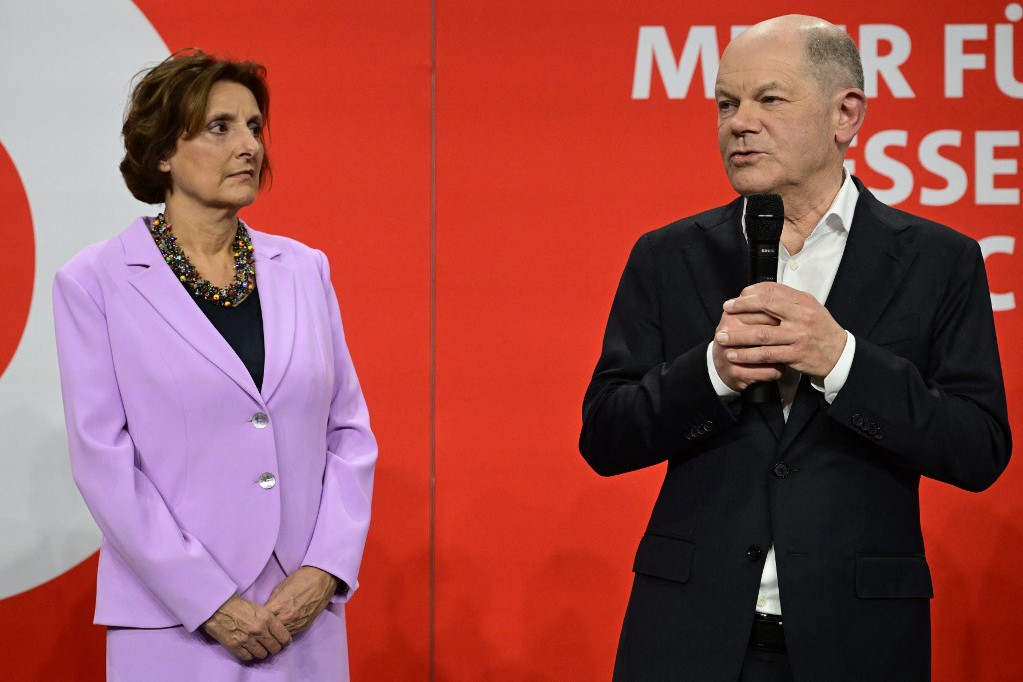 Olaf Scholz német kancellár és a Szociáldemokrata Párt (SPD) csúcsjelöltje és felesége, Britta Ernst mellett a németországi parlamenti választások első exit polljai után tartott választási esten a német Szociáldemokrata Párt berlini székházában 2025. február 23-án