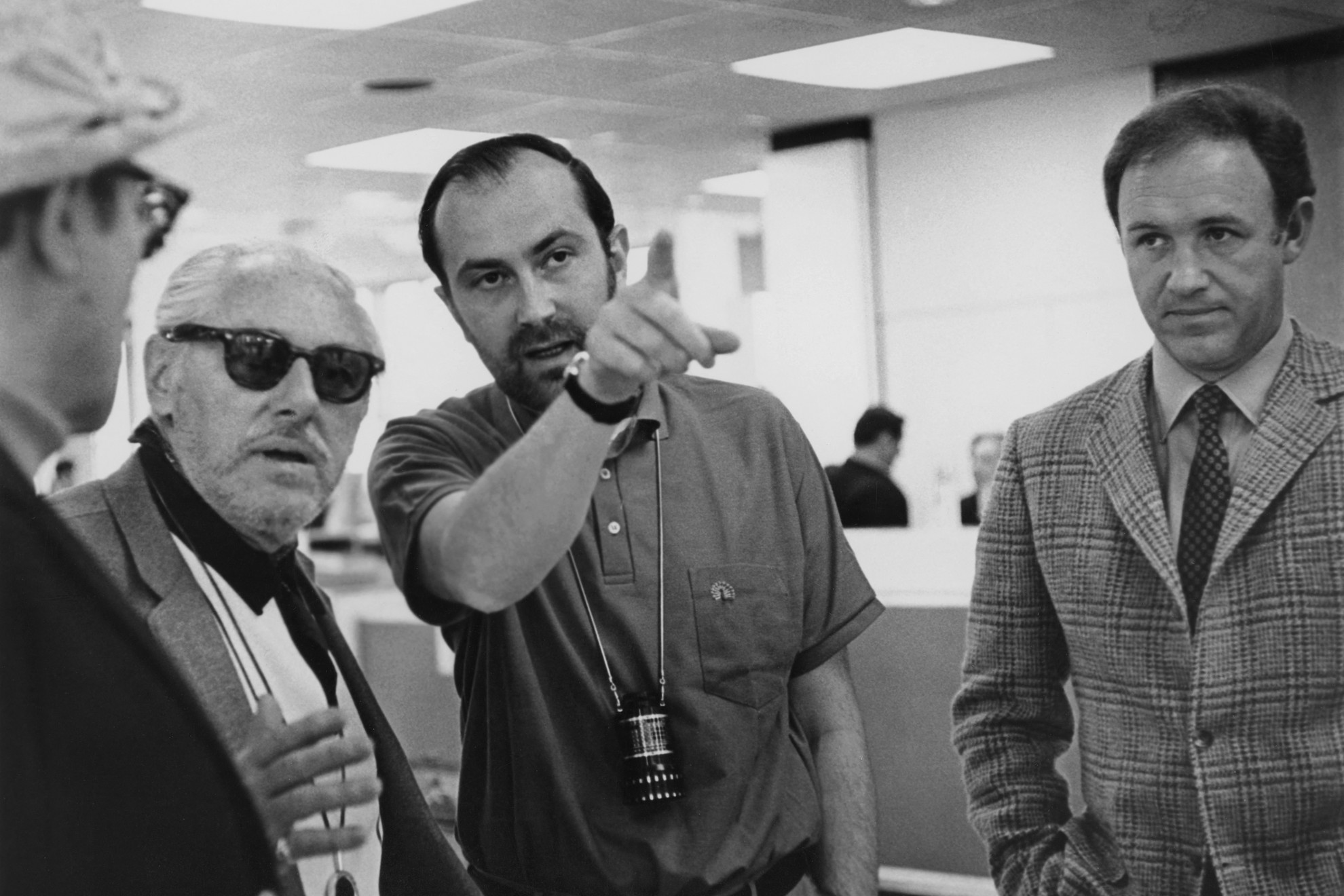 Gene Hackman (jobbra) Gilbert Cates rendezővel (középen) és Melvyn Douglas színésszel 1970-ben a Sohasem énekeltem az apámnak forgatásán. Hackmant 1971-ben ezért a filmért szintén Oscar-ra jelölték, mint a legjobb férfi mellékszereplő