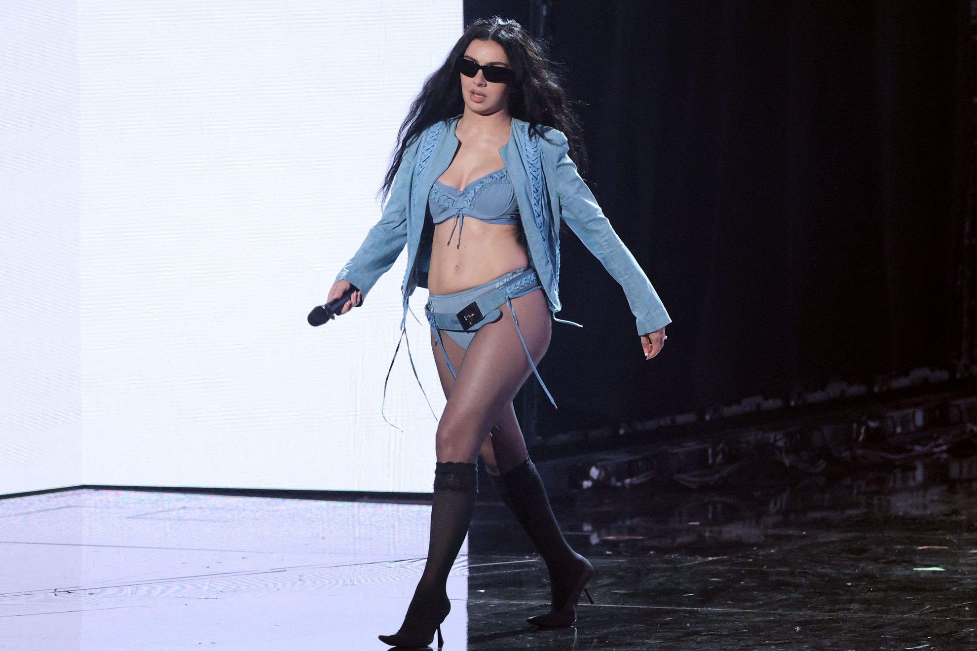 Fotó: Getty Images via AFP/Amy Sussman ó Charli XCX angol énekesnő, dalszerző és színésznő fellépése a díjátadón