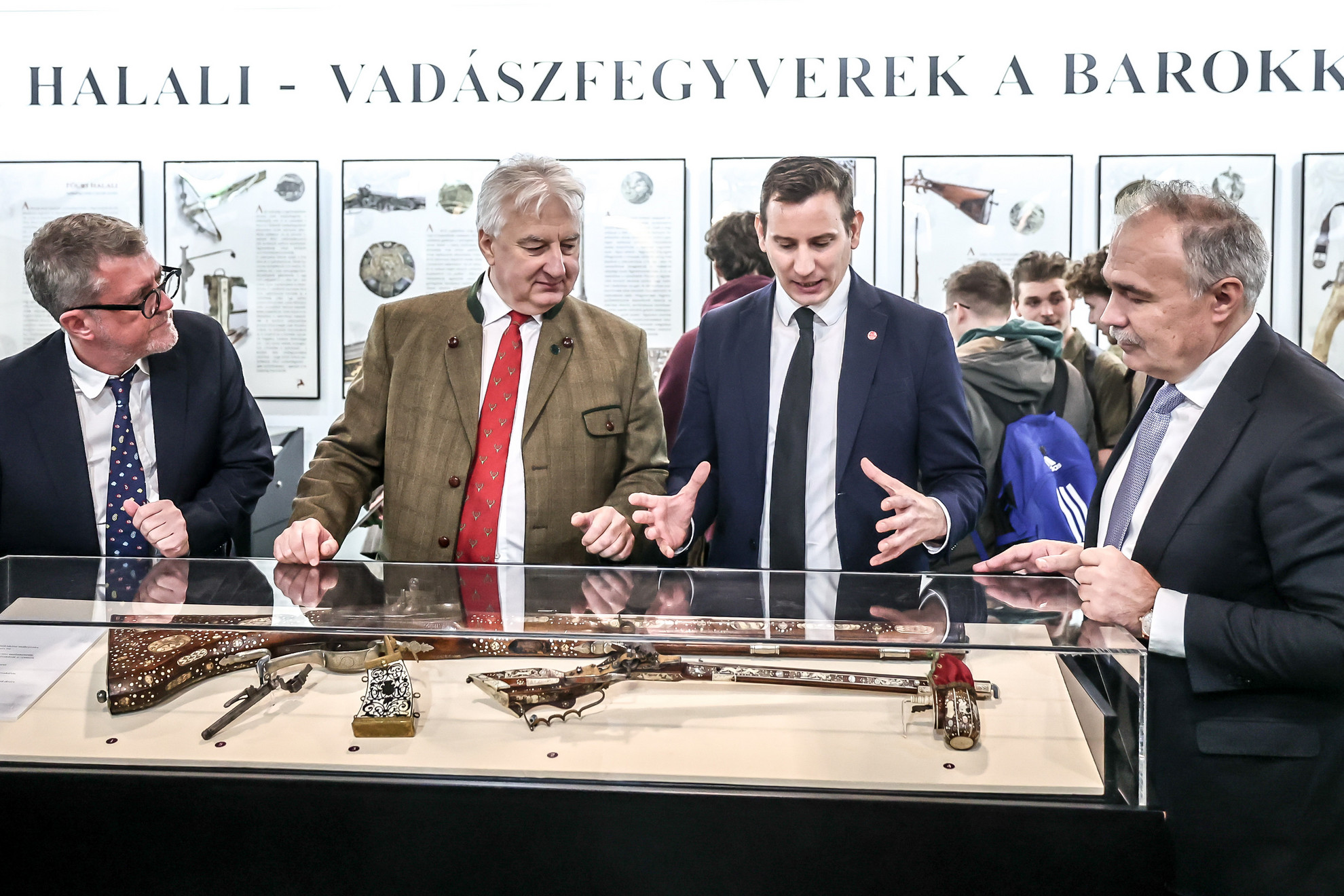 Megnyílt a 31. FeHoVa Fegyver, horgászat, vadászat nemzetközi kiállítás. Semjén Zsolt miniszterelnök-helyettes, az Országos Magyar Vadászati Védegylet elnöke és Nagy István agrárminiszter a megnyitón