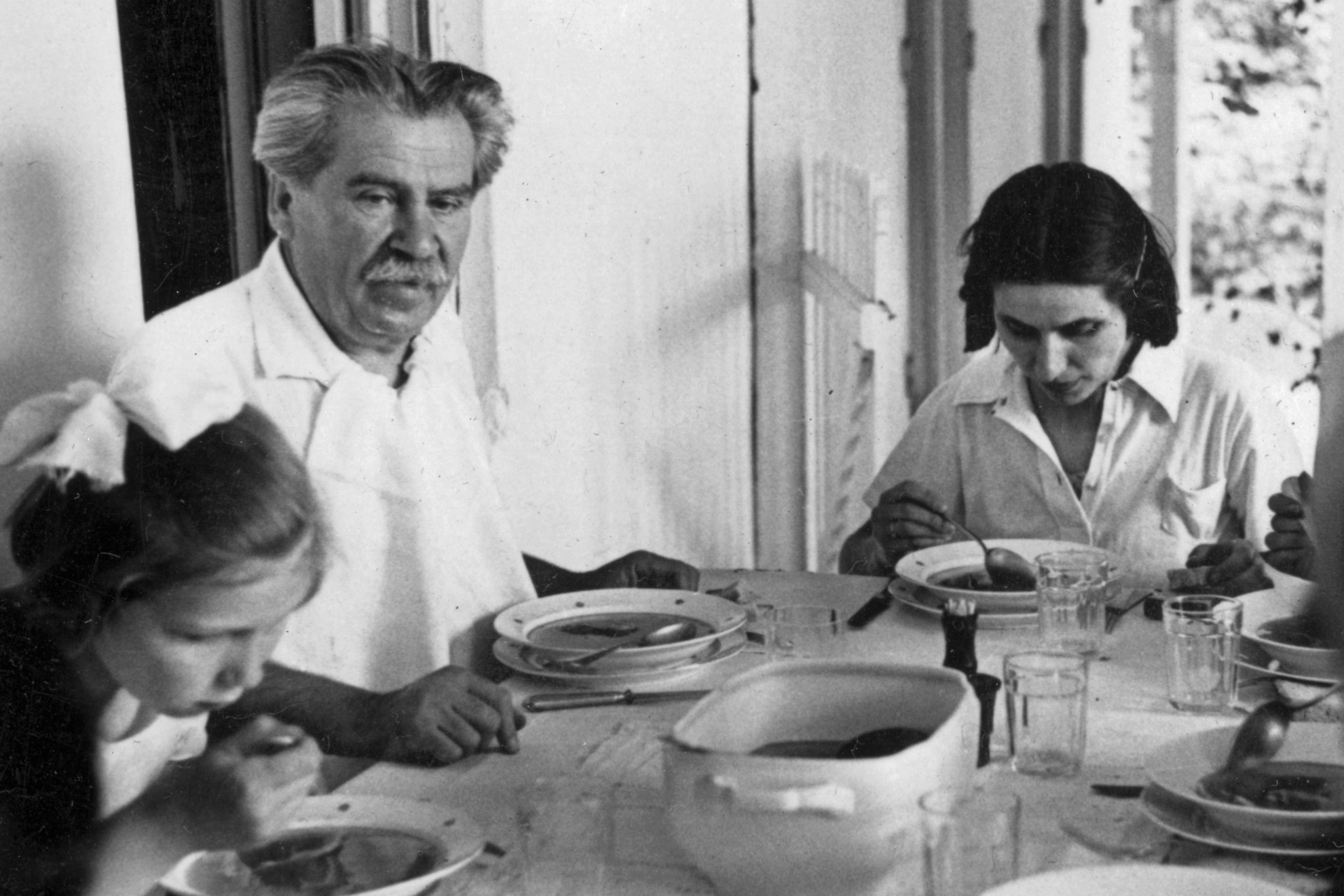 Fotó: Fortepan Móricz Zsigmond családi körben Leányfalun 1940-ben