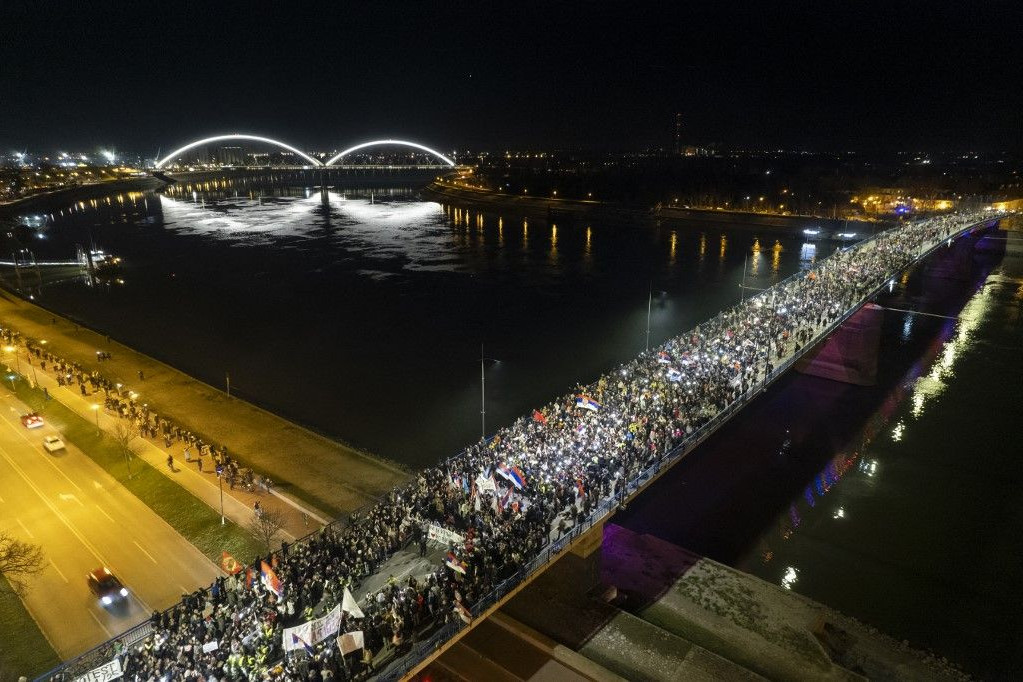 Az Újvidéket Péterváraddal összekötő hídon álló demonstrálók telefonjaikkal világítva 15 perces néma csendben emlékeztek meg pénteken este a vasútállomás előtetője omlásának áldozataira