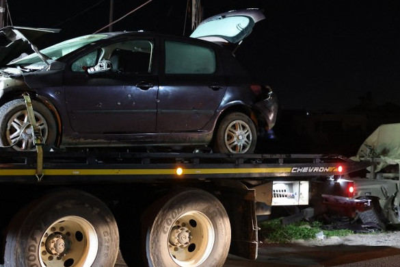 Fotó: AFP/Ahmad Gharabli Kisteherautóval lopta az autókat