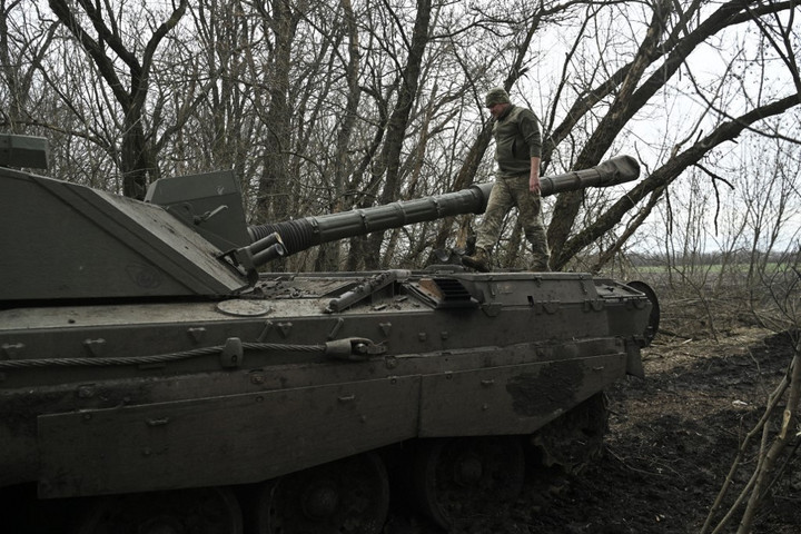 Fotó: AFP/Genya Savilov Challenger 2 harckocsit talál el a száloptikás orosz drón + VIDEÓ