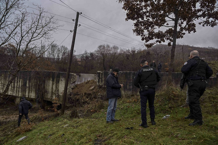 Fotó: AFP/Armend Nimani Koszovó: Halott gyermekek az omlás nyomában