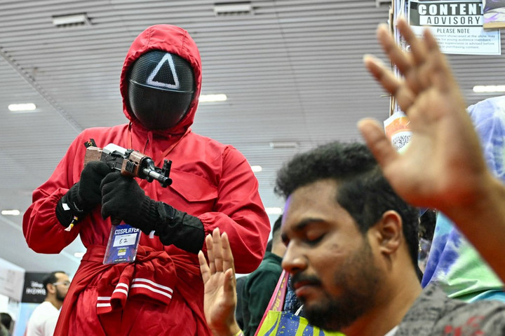 Fotó: AFP/Idrees Mohammed Hazaküldik, aki Squid Game maskarát húz