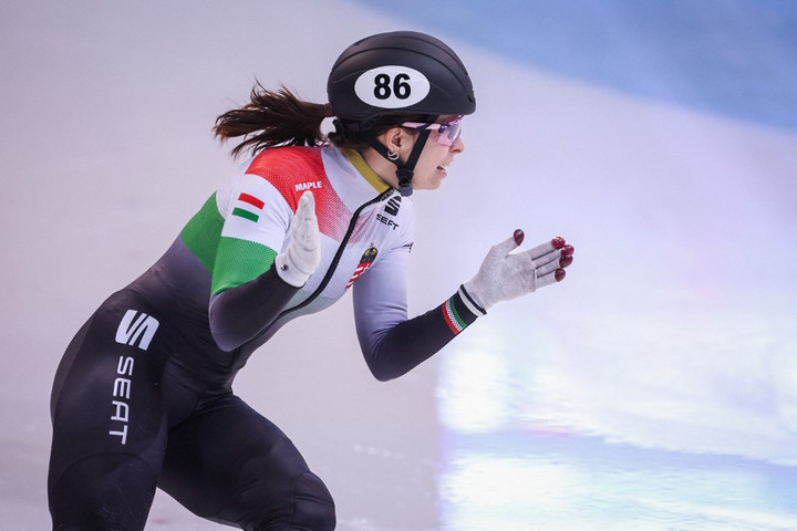 Fotó: AFP/Ronny Hartmann Jászapáti Petra válla kiugrott, nincs törés