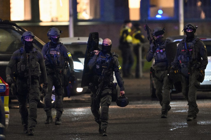 Fotó: AFP/Jonathan Nackstrand „Mintegy tízen" meghaltak az örebrói felnőttoktatási központnál lezajlott lövöldözésben