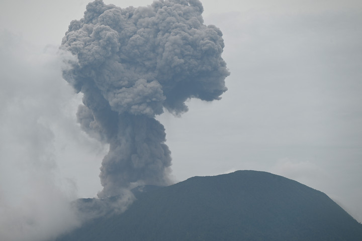 Fotó: AFP/Handout/Indonesian Geological Agency Kitört Indonéziában a Dukono vulkán
