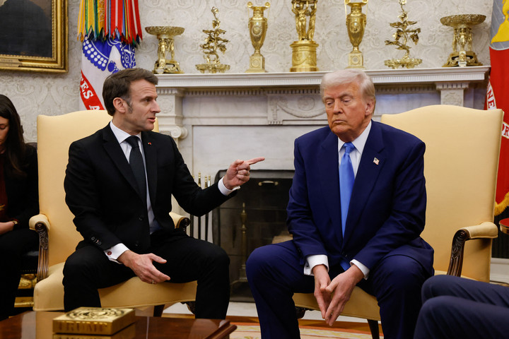 Fotó: AFP/Ludovic Marin Macront az asztal sarkához ültették