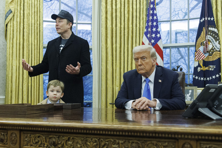 Fotó: NorthFoto Elon Musk fia az orrát törölgette Viktória királynő antik íróasztalába
