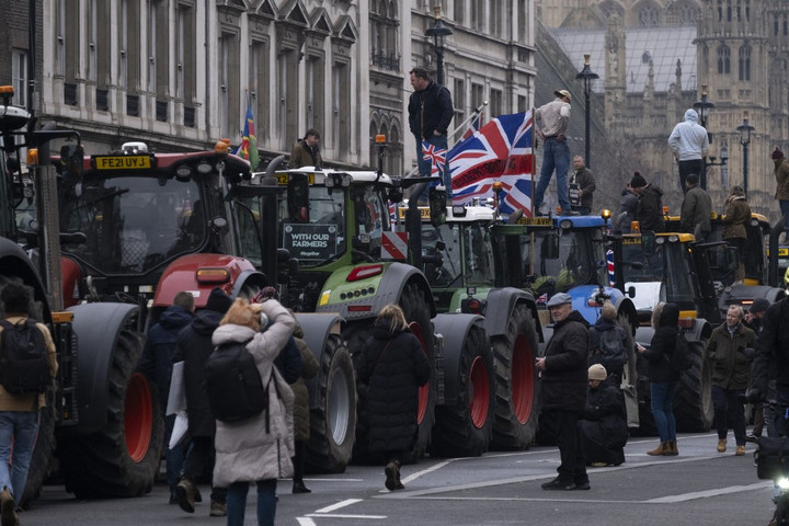 Tüntetnek a brit gazdák + VIDEÓ