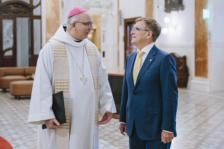 Hortobágyi T. Cirill pannonhalmi főapát megáldotta az MNB megújult székházát