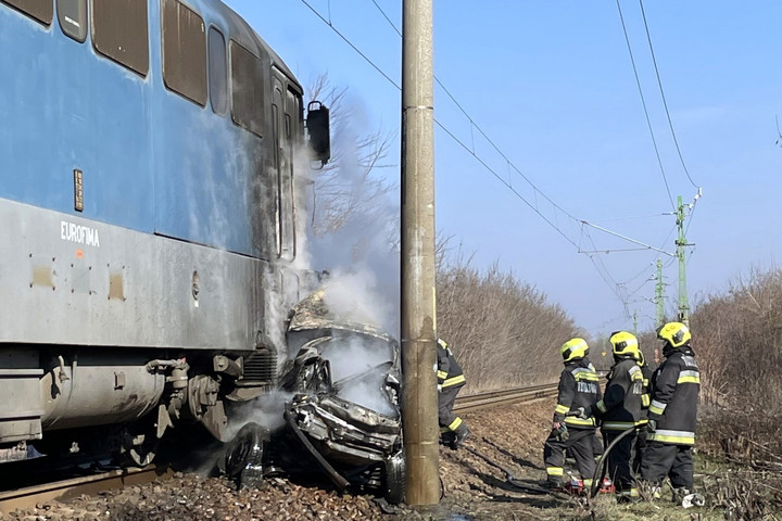 Fotó: MTI/Mihádák Zoltán Autóval ütközött egy vonat Cegléd előtt