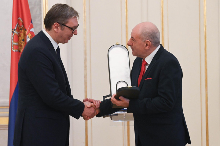 Sulyok Tamás kitüntette Aleksandar Vucic szerb elnököt