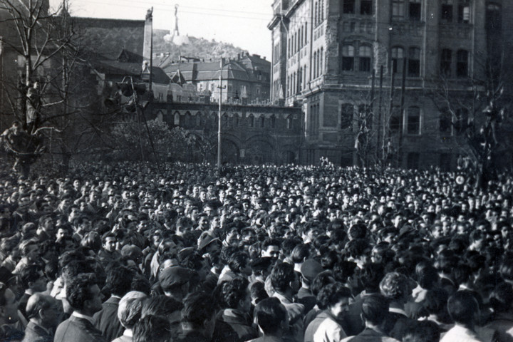 Fotó: Fortepan/Horváth János és családja Katonai tiszteletadással búcsúztatják Varga Jánost, az 1956-os forradalom hősét