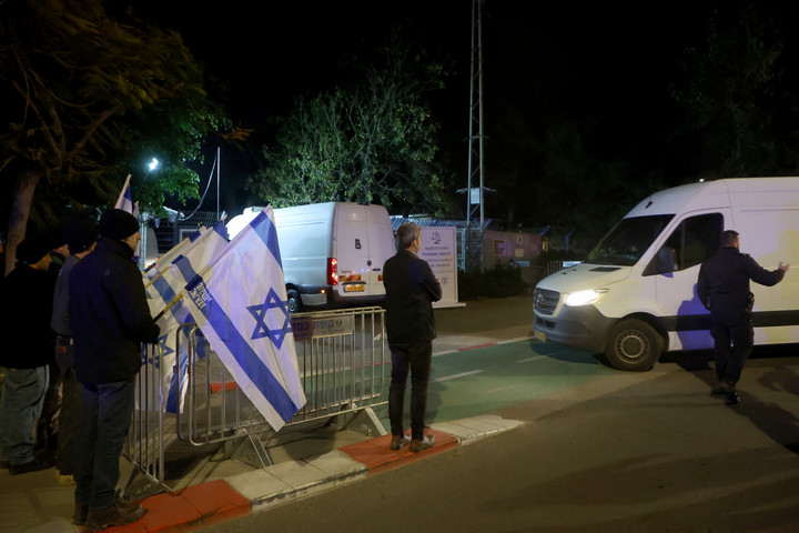 Fotó: AFP/Gil Cohen-Magen A Hamász átadta négy halott izraeli túsz földi maradványait