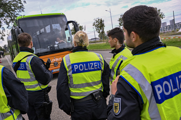 Hat hónappal meghosszabbítják az ellenőrzést a német határokon