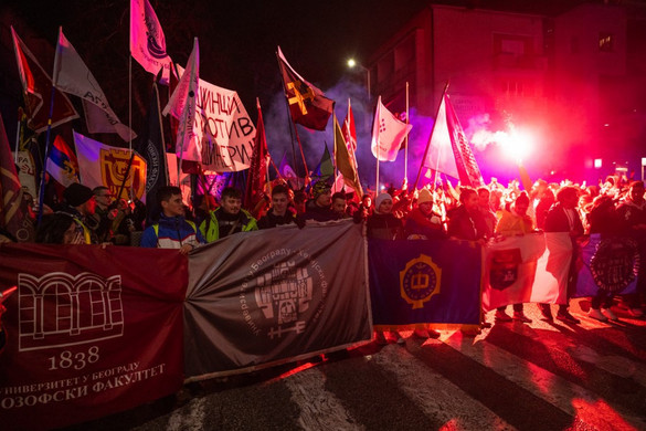 Több tízezren tiltakoznak a szerb kormány ellen
