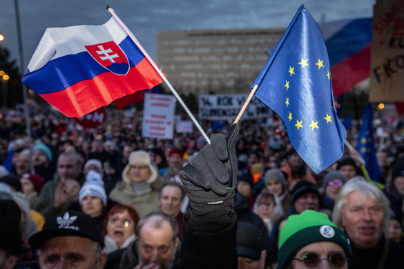 V4+ gazdatüntetés Szlovákiában